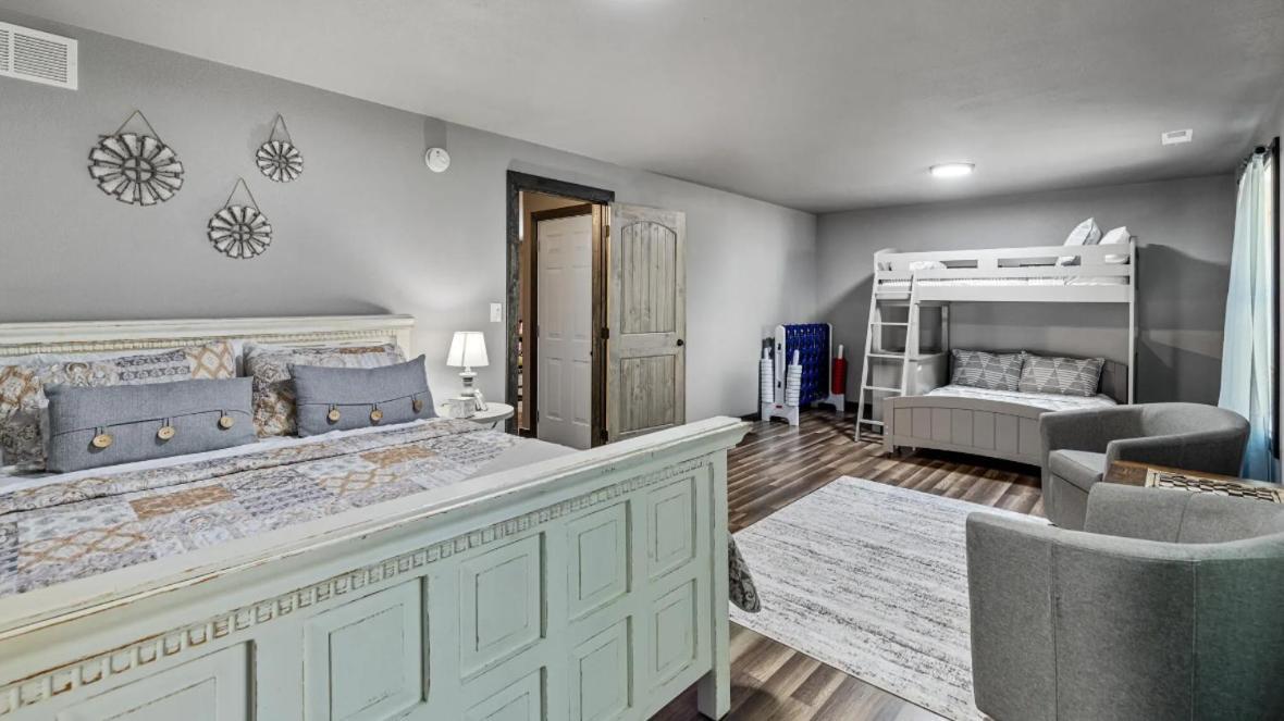 Lil Cabin In The Cove! Mtn Views, Theater, Hot Tub, Games, King Beds, Prime Location! Севьервилл Экстерьер фото